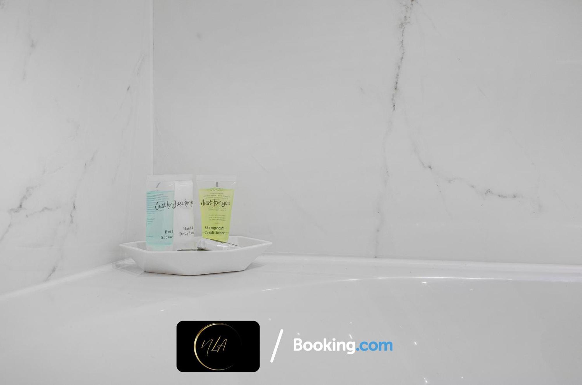 City Centre Apartment With Free Parking, 2 Bathrooms, Netflix And Wifi - Suitable For Contractors And Families - By Noor Luxury Accommodations ברמינגהאם מראה חיצוני תמונה