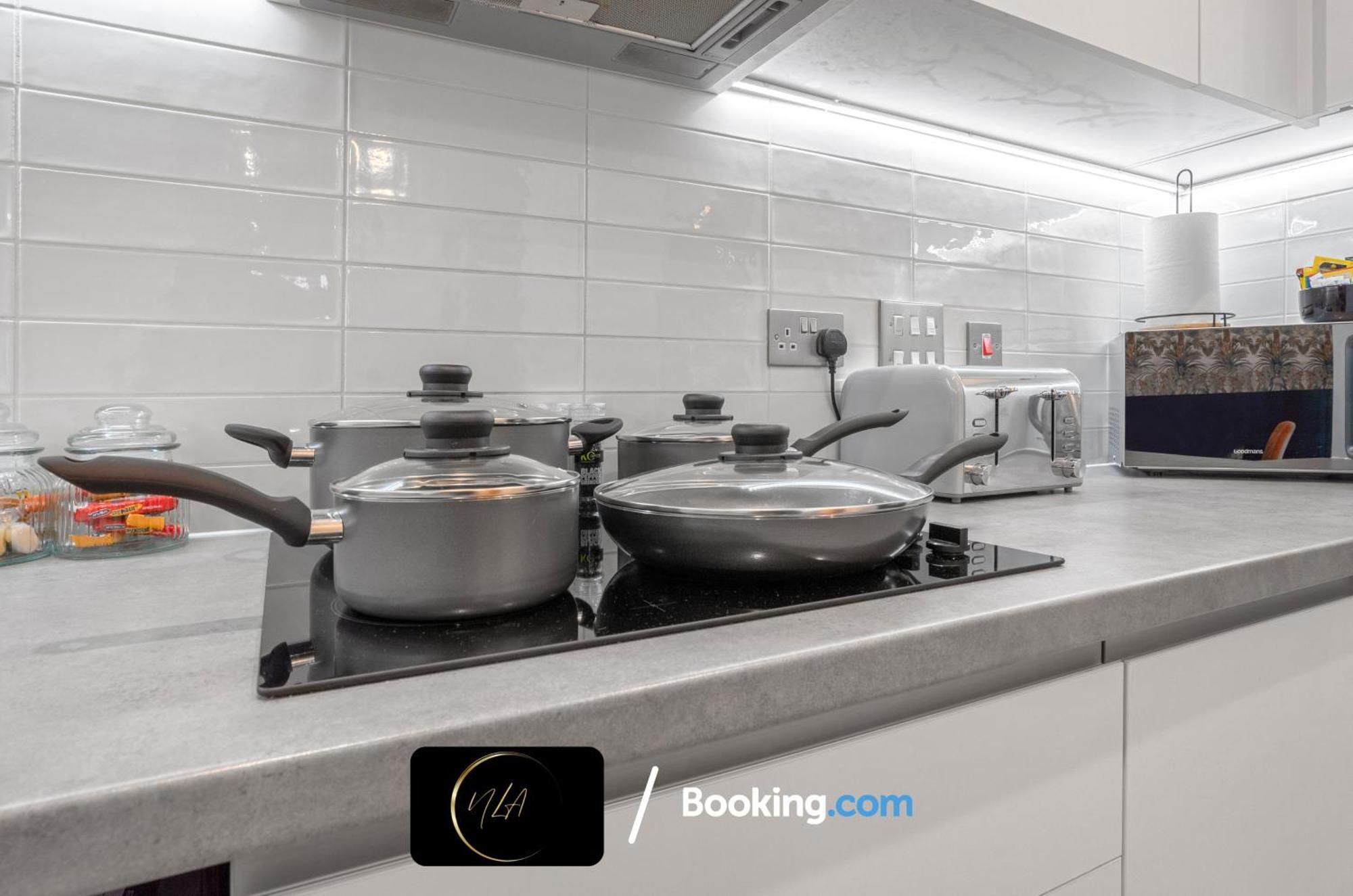 City Centre Apartment With Free Parking, 2 Bathrooms, Netflix And Wifi - Suitable For Contractors And Families - By Noor Luxury Accommodations ברמינגהאם מראה חיצוני תמונה